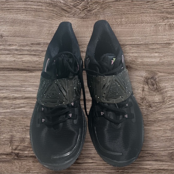 Nike Black Sneakers Modern Athletic Design - Picture 2 of 10